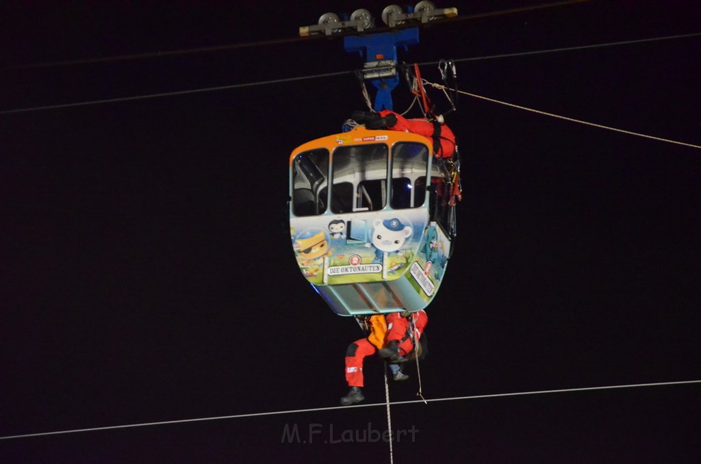 Einsatz BF Hoehenretter Koelner Seilbahn Hoehe Zoobruecke P2541.JPG